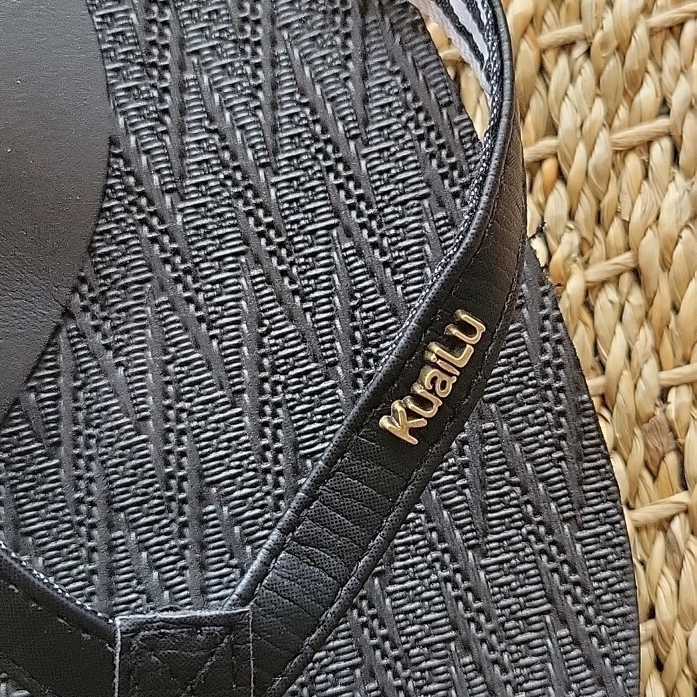 KUAILU black flip flops. Like new condition size 7. - Picture 4 of 6